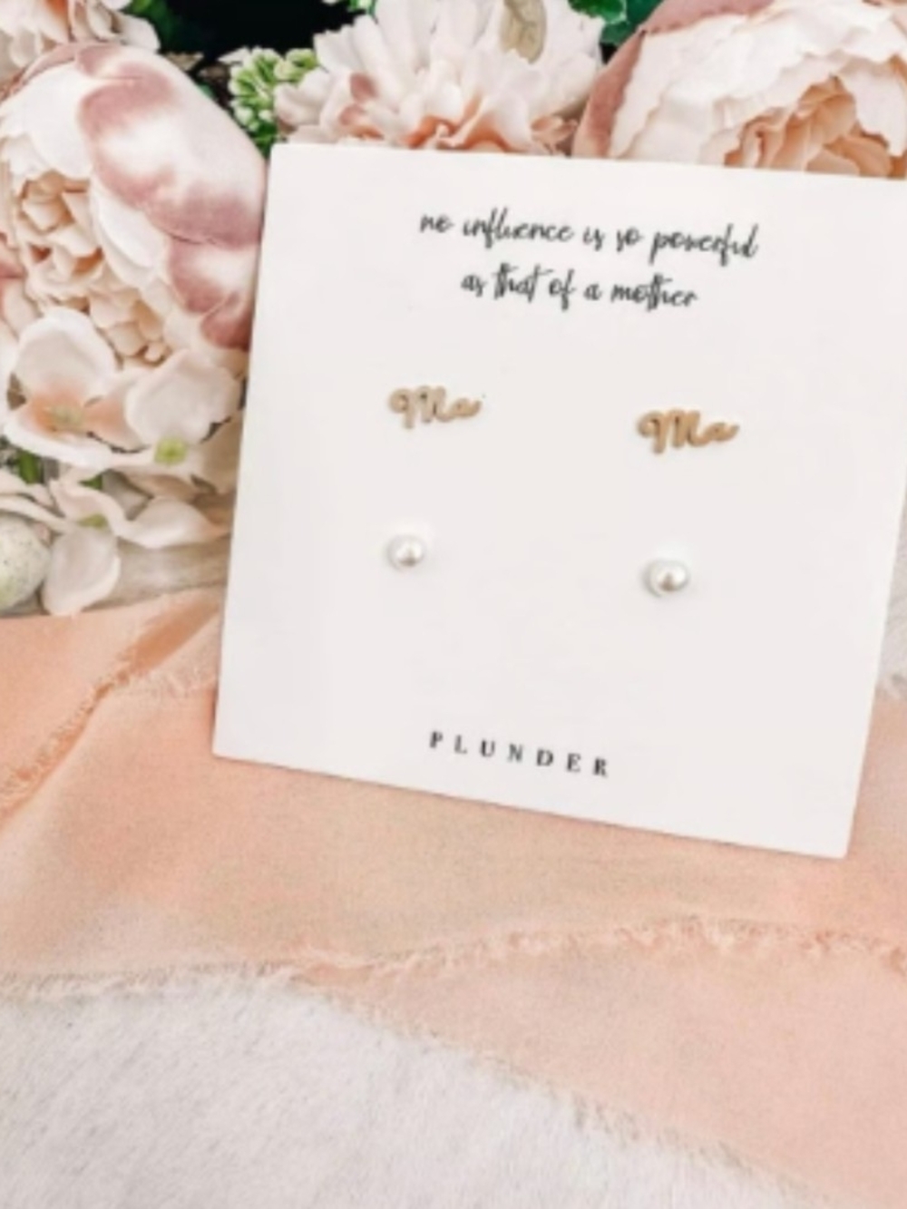 Plunder Gold 'Ma' Script and Pearl Stud Set - Gold and White
